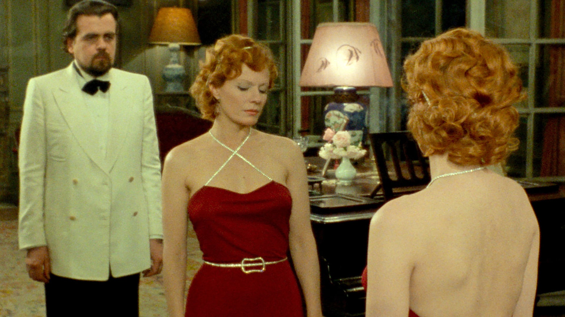 Anne-Marie Stretter (Delphine Seyring) et le reflet dans le mirroir du vice-consul (Michael Lonsdale) dans India Song