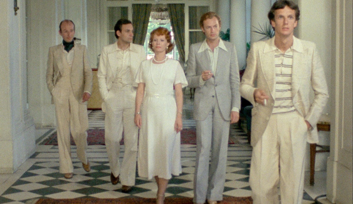 Delphine Seyring entourée d'hommes dans India Song