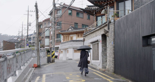 Kim Min-hee dans la rue avec son parapluie dans La Femme qui s'est enfuie