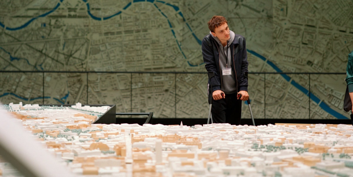 Christoph (Franz Rogowski) devant la ville en miniature dans Ondine