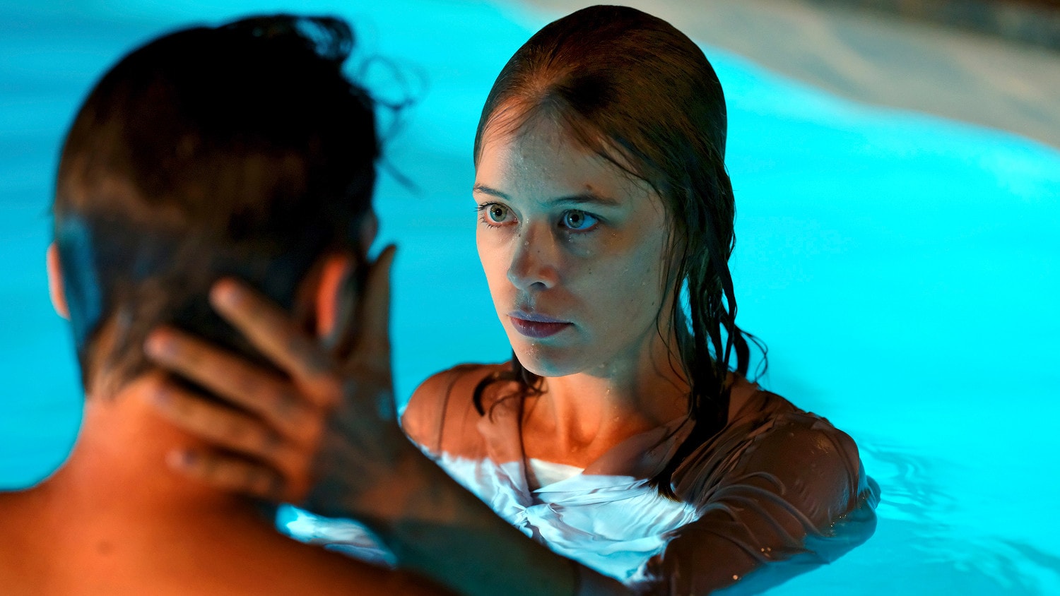 Ondine (Paula Beer) et Christoph (Franz Rogowski) dans la piscine dans Ondine