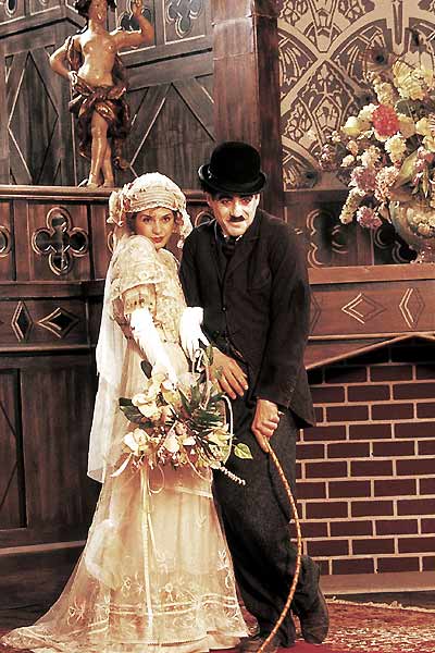 Chaplin (Robert Downey Jr.) et sa femme dans Chaplin