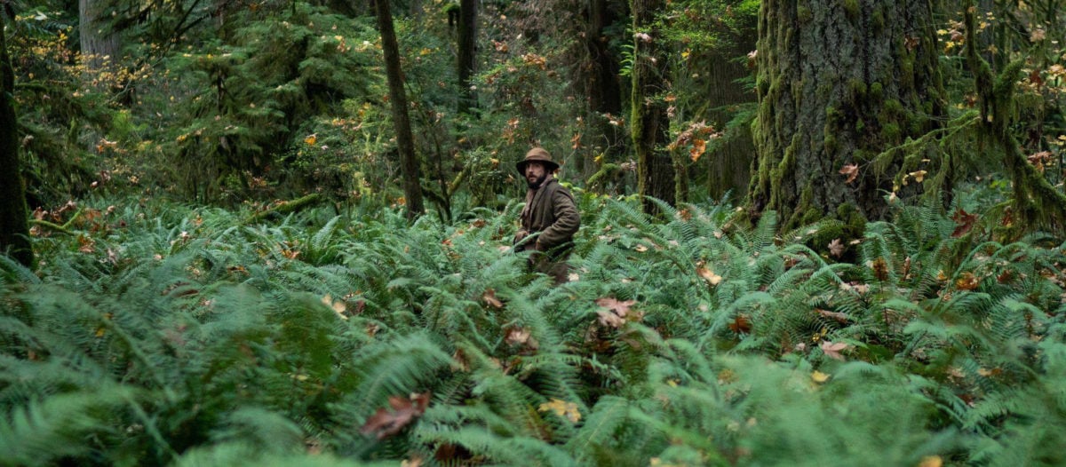 Cookie (John Magaro) dans la forêt dans First Cow