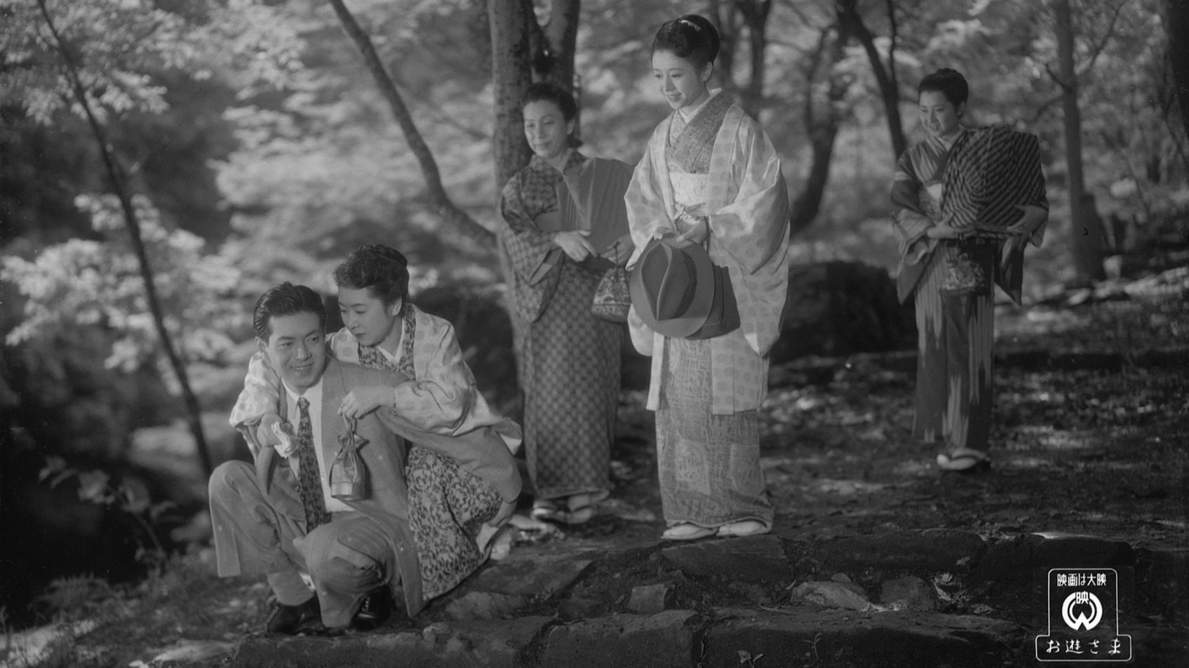 Oyu Kayukawa (Kinuyo Tanaka) dans la forêt avec ses amis dans Miss Oyu