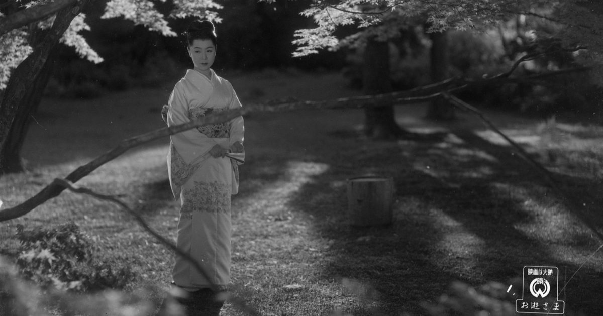 Oyu Kayukawa (Kinuyo Tanaka) dans son jardin dans Miss Oyu