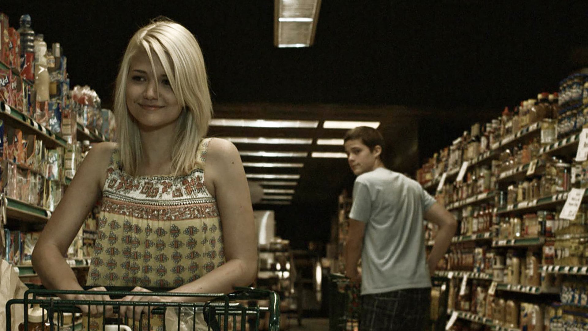 Rob (Marlon Morton) croise et regarde la fille du supermarché (Madi Ortiz) dans The Myth of the American Sleepover