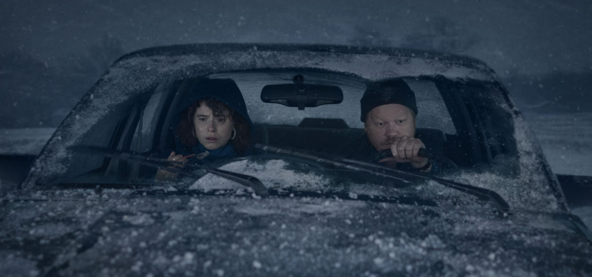 Young Woman (Jessie Buckley) et Jake (Jesse Plemons) dans la voiture sous la neige dans I'm Thinking Of Ending Things