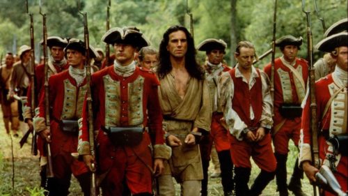 Hawkeye (Daniel Day-Lewis) entouré de soldats dans Le Dernier des Mohicans