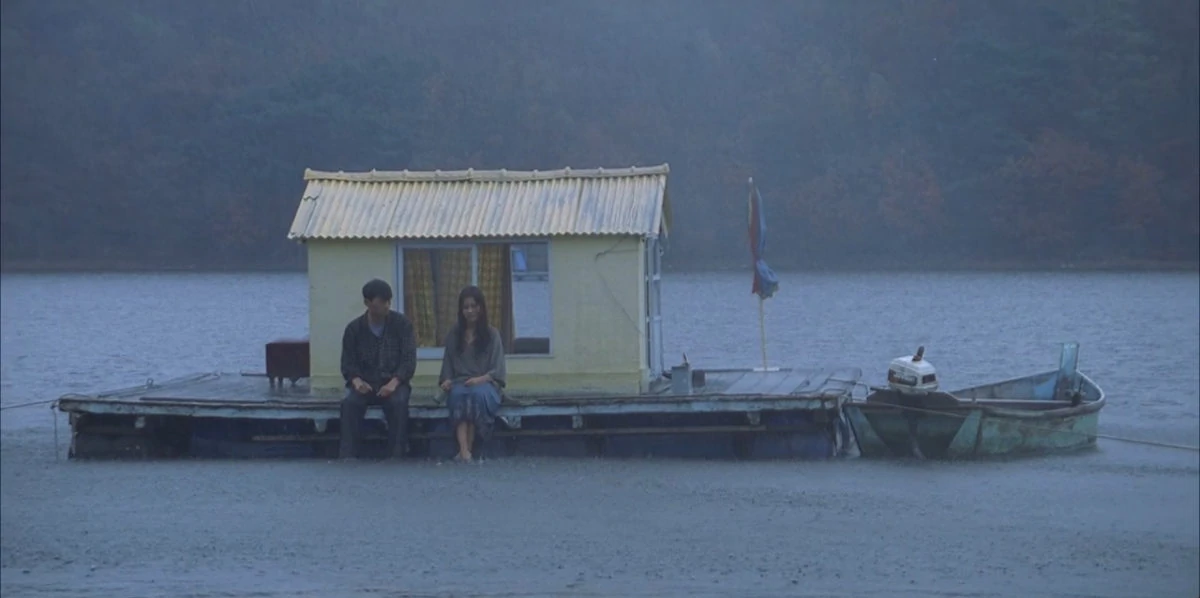 Le couple sur l'eau dans l'île