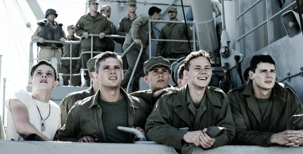 Les soldats (Ben Walker, Jamie Bell, Joseph Cross, Ryan Phillippe, Scott Eastwood) sur le pont d'un bateau de guerre dans Mémoires de nos pères