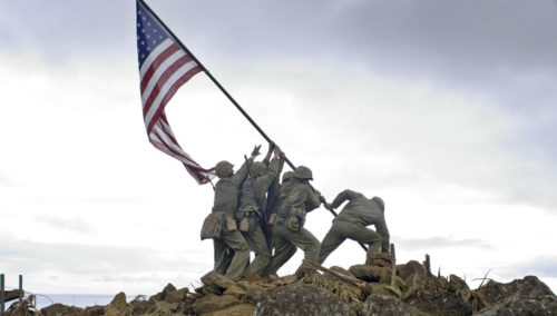 Les quatre soldats plantent le drapeau dans Mémoires de nos pères