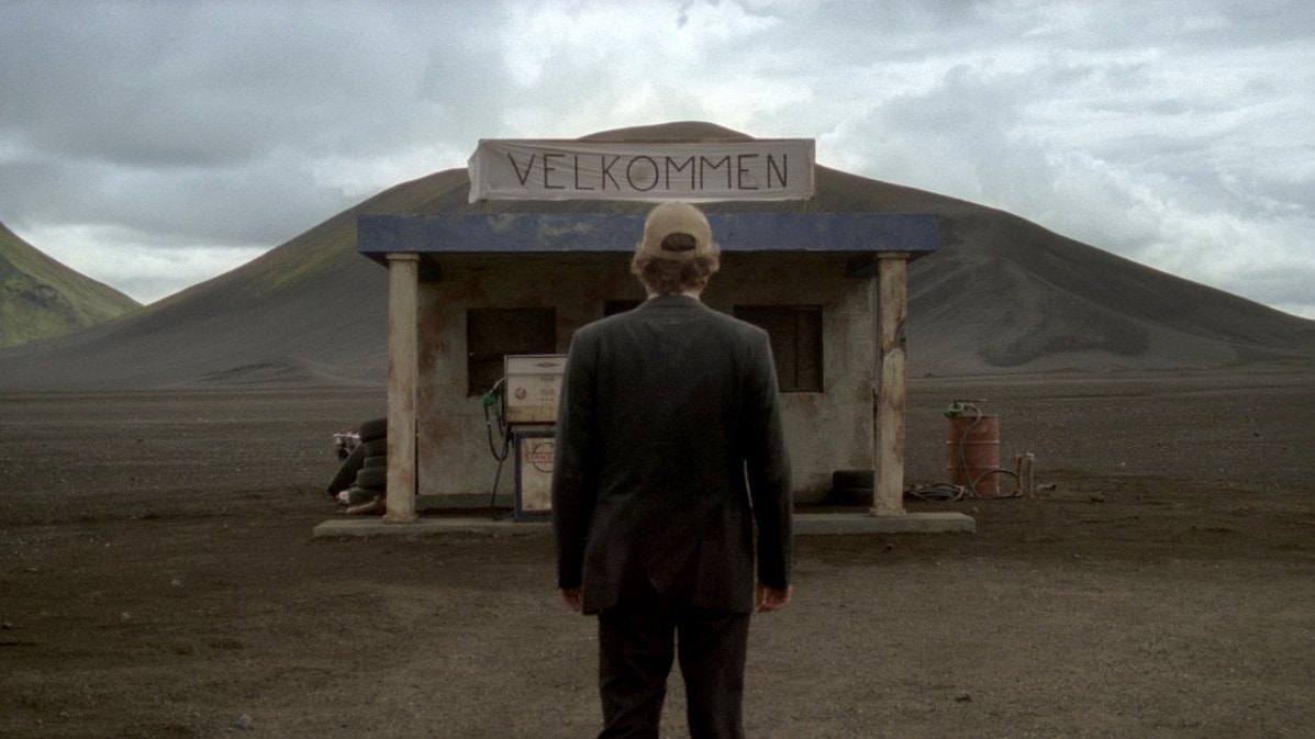 Trond Fausa Aurvåg devant une maison dans le désert dans Norway of Life