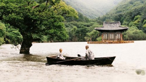 Les deux moines sur le lac dans Printemps, été, automne, hiver… et printemps