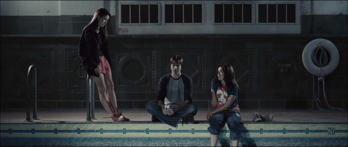 Scott Holland (Brett Jacobsen) et les deux sœurs  jumelles Ady et Anna Abbey (Jade et Nikita Ramsey) à la piscine dans The Myth of the American Sleepover