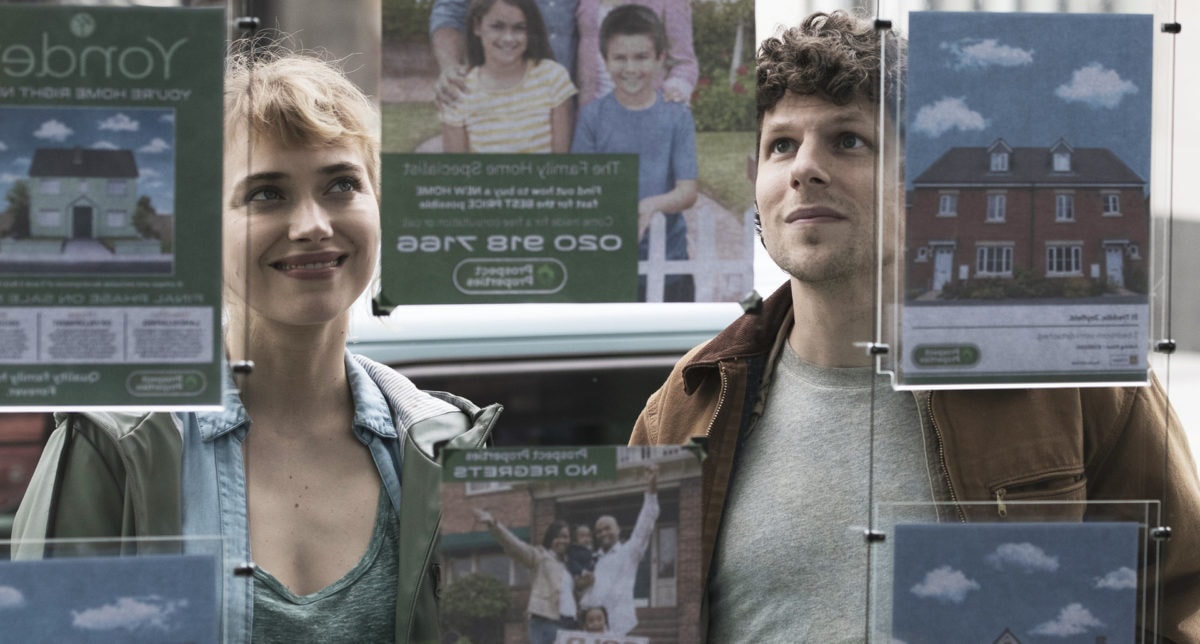 Gemma (Imogen Poots) et Tom (Jesse Eisenberg) devant des annonces immobilières dans Vivarium