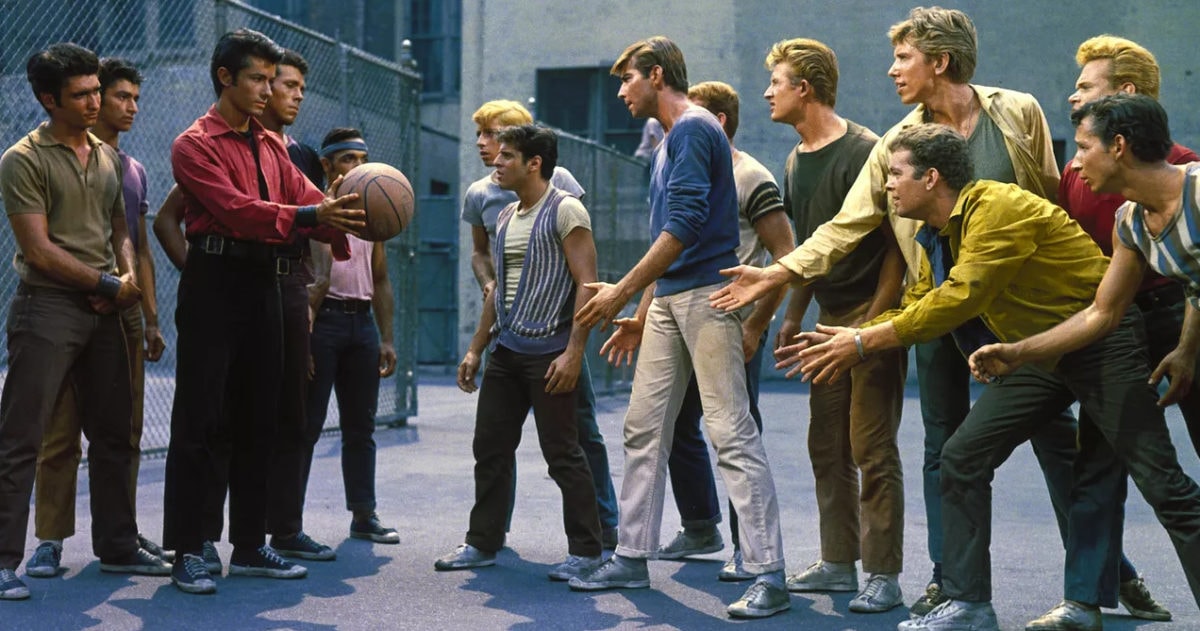 La scène de danse sur le terrain de basket dans West Side Story