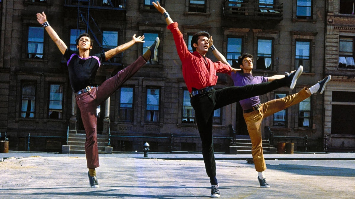 Trois danseurs dans la rue dans West Side Story