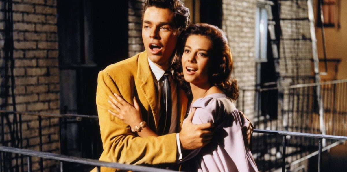 Natalie Wood et Richard Beymer chantent dans l'escalier dans West Side Story