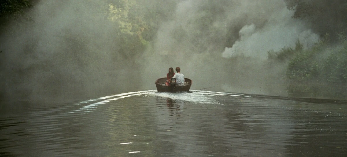 Paul (Thomas Gioria) et Gloria (Fantine Harduin)sur une barque le long de l'eau dans Adoration