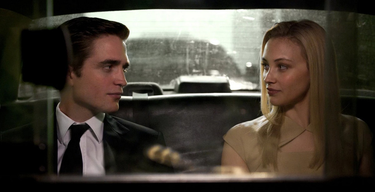 Eric Packer (Robert Pattinson) parle avec Elise Shifrin (Sarah Gadon) à l'intérieur de la voiture dans Cosmopolis