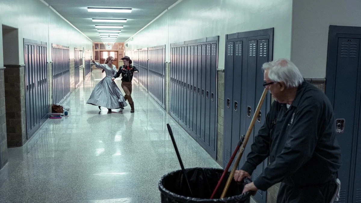 Le vieux balayeur et les projections de Jessie et Jesse dans le couloir de l'école dans Je veux juste en finir