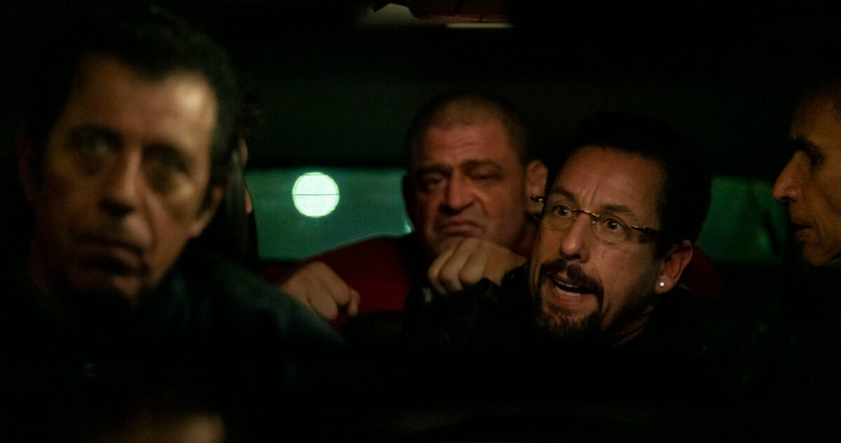 Adam Sandler avec des malfrats dans une voiture dans Uncut Gems