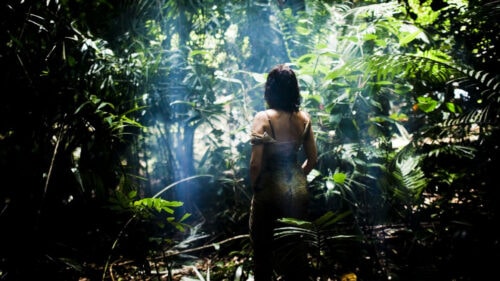 Jeanne (Emmanuelle Béart) seule dans la jungle dans Vinyan
