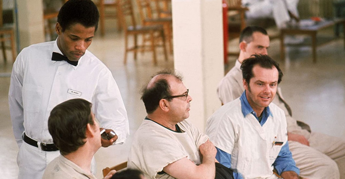 McMurphy (Jack Nicholson) avec les autres patients de l'asile durant la séance de thérapie dans Vol au-dessus d’un nid de coucou