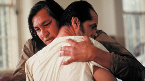 Randall Patrick McMurphy (Jack Nicholson) dans les bras de « Chef » Bromden (Will Sampson) dans Vol au-dessus d’un nid de coucou