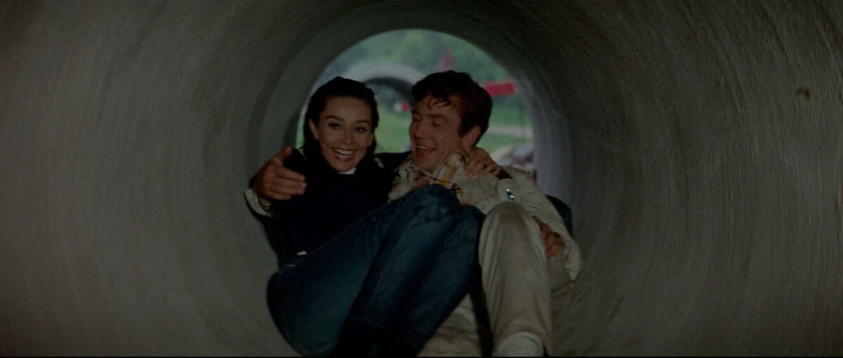 Mark (Albert Finney) et Joanna (Audrey Hepburn) s'amusent dans un tunnel dans Voyage à Deux