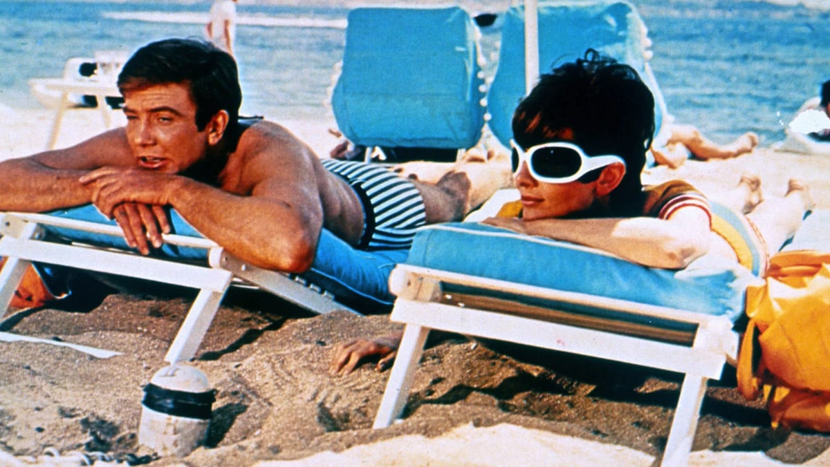 Mark (Albert Finney) et Joanna (Audrey Hepburn) sur leur transat à la plage dans Voyage à Deux