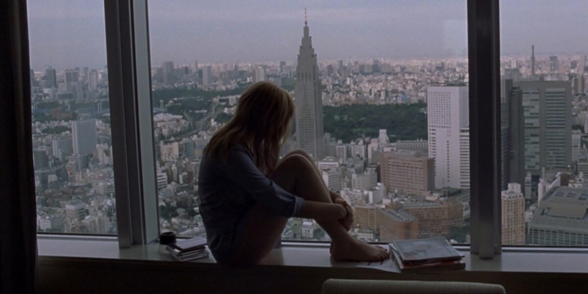 Charlotte (Scarlett Johansson) regarde Tokyo par sa fenêtre dans Lost in Translation