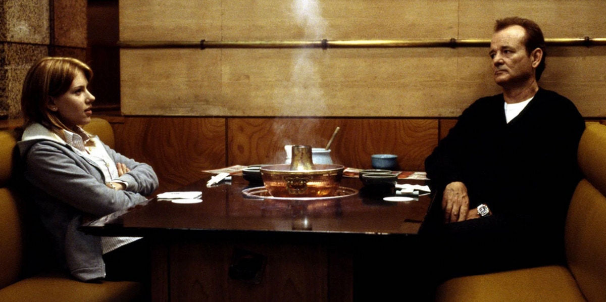 Charlotte (Scarlett Johansson) et Bob (Bill Murray) dans un restaurant de Tokyo dans Lost in Translation