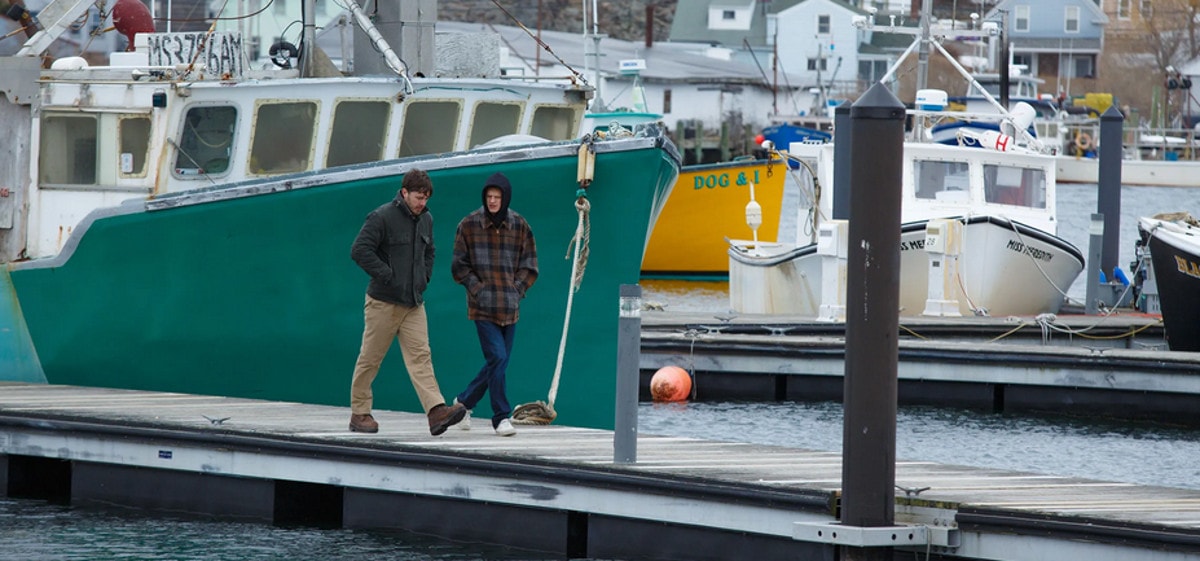 Casey Affleck et Lucas Hedges marchent sur le port dans Manchester by the sea