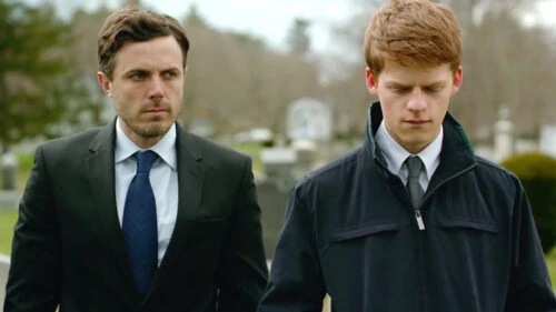 Casey Affleck et Lucas Hedges durant l'enterrement dans Manchester by the sea