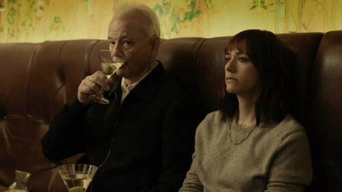 Bill Murray et Rashida Jones boivent un cocktail dans On The Rocks