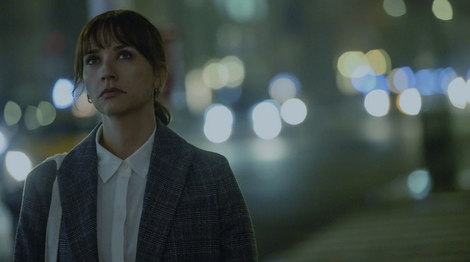 Laura (Rashida Jones) dans la rue dans On the rocks