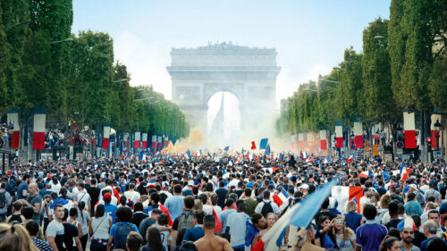 L'Avenue des Champs-Élysées lors de la victoire de la France en Coupe du Monde dans Les misérables