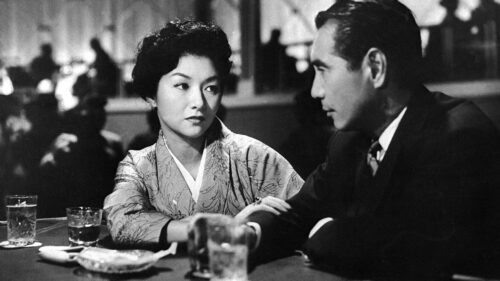 Hideko Takamine et Masayuki Mori parlent dans un bar dans