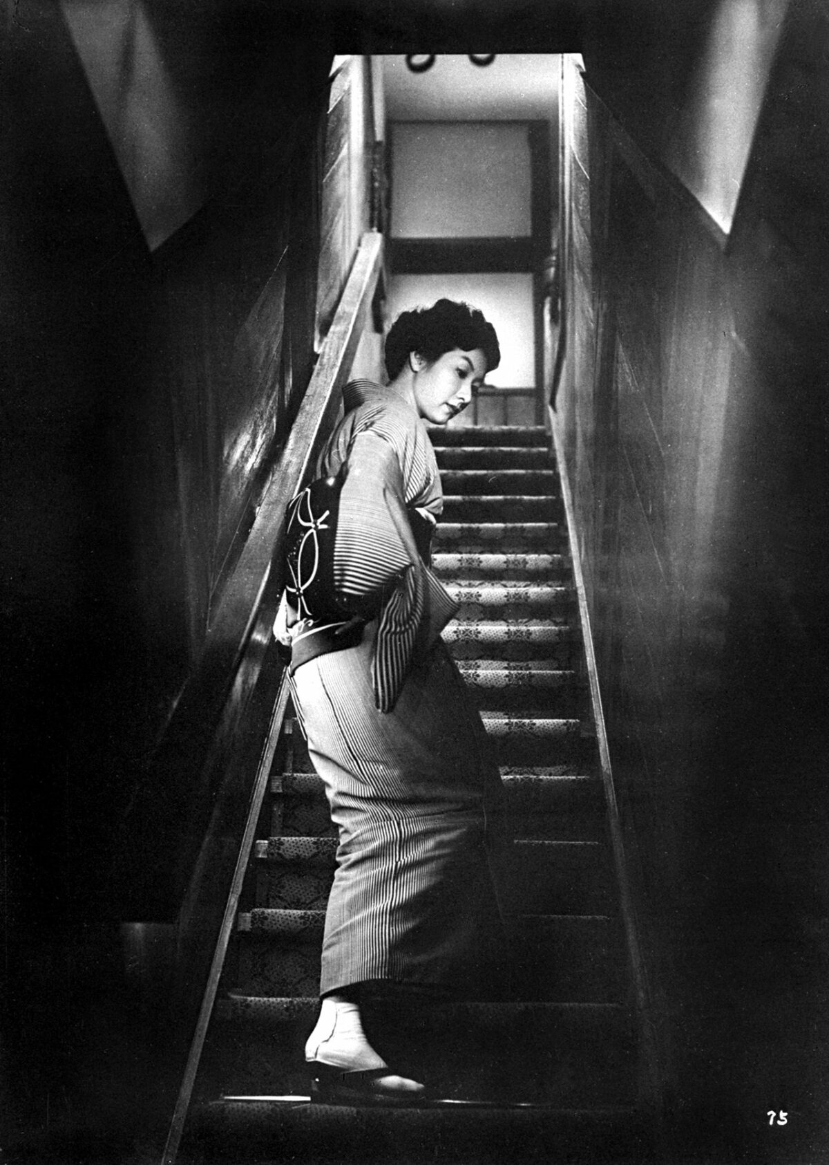 Hideko Takamine monte l'escalier dans Quand une femme monte l'escalier 