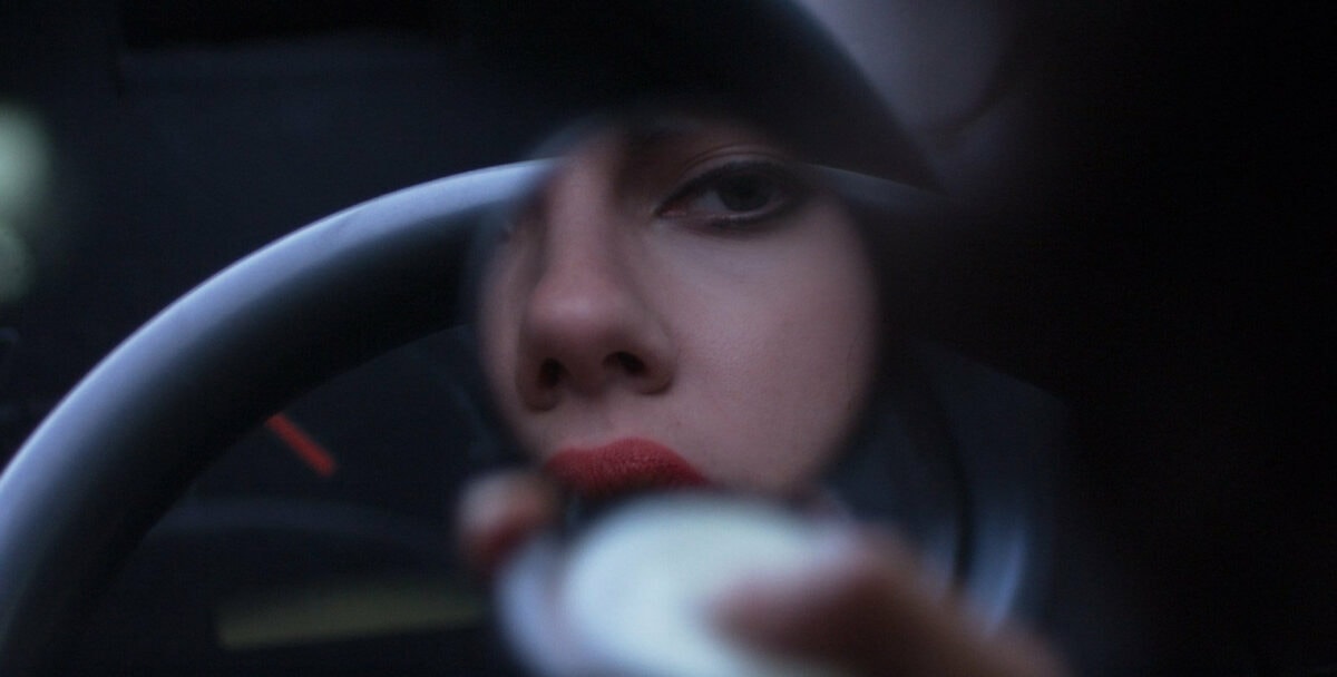 Laura (Scarlett Johansson) se regarde dans un miroir dans Under the skin