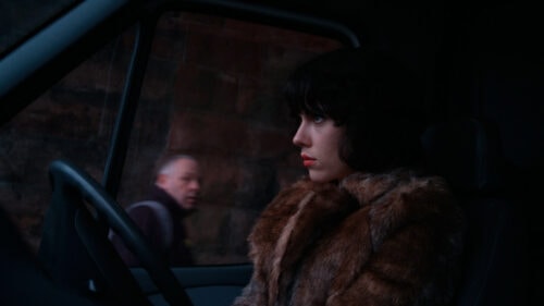 Laura (Scarlett Johansson) au volant de sa voiture dans Under the skin