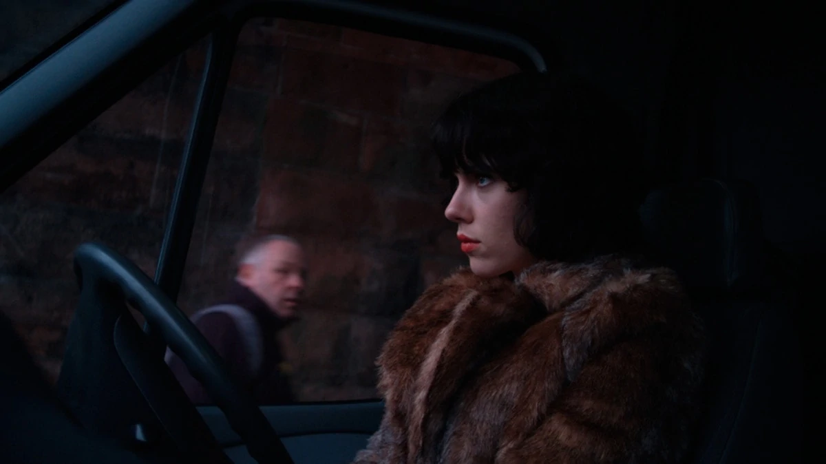 Laura (Scarlett Johansson) au volant de sa voiture dans Under the skin