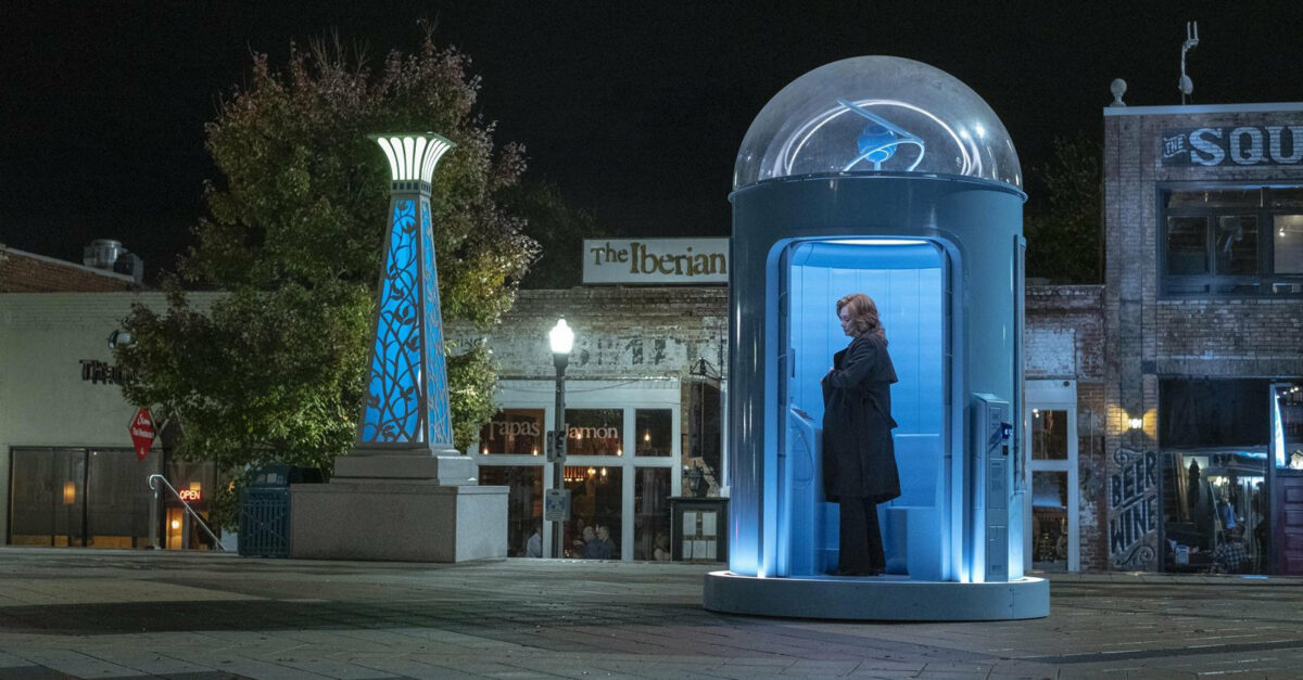 Jean Smart (Laurie Blake) dans la cabine téléphonique pour joindre le Dr. Manhattan dans la série Watchmen 