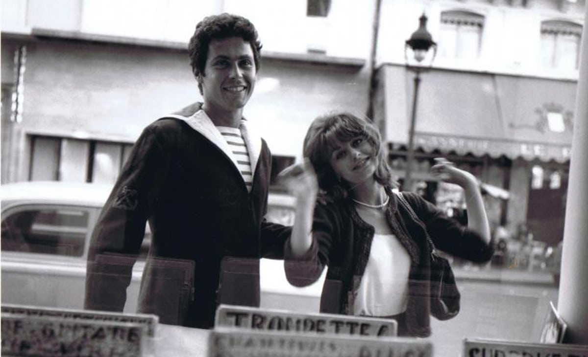 Daniel (Daniel Moosmann) et Geneviève (Geneviève Thénier) devant une vitrine dans L'amour à la mer 