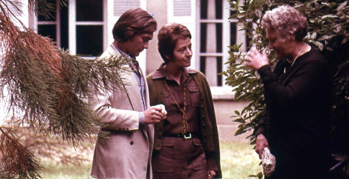 Madame Larivière (Edwige Feuillère), Maria (Annie Girardot) et Pierre (Patrick Jouané) dans un jardin dans Le clair de terre