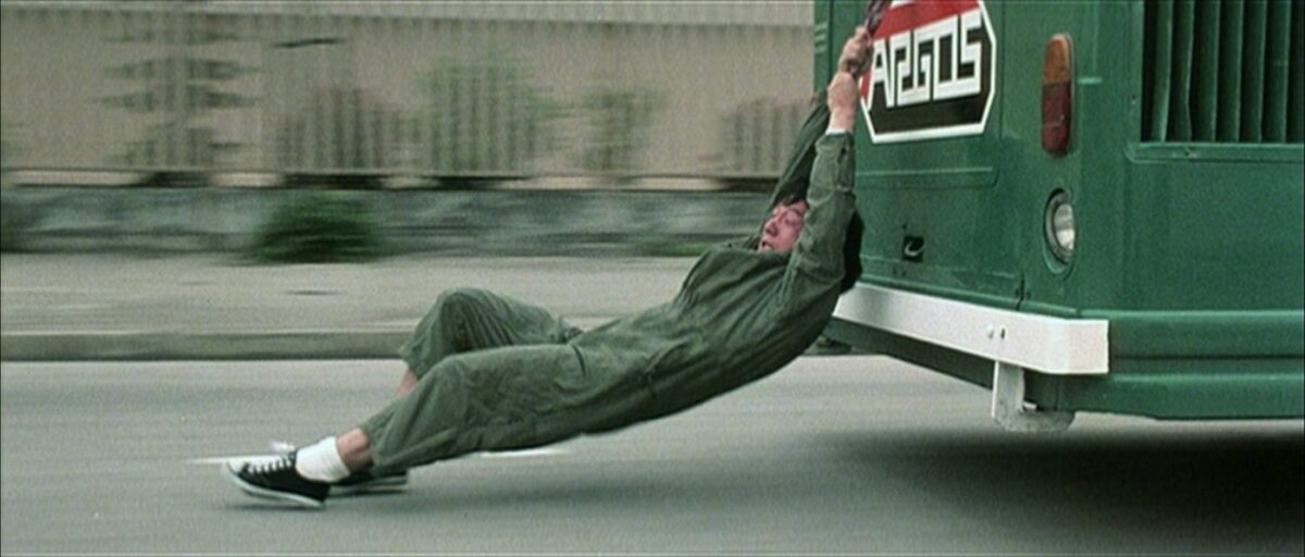 Jackie Chan tiré sur la route par un bus dans Police Story