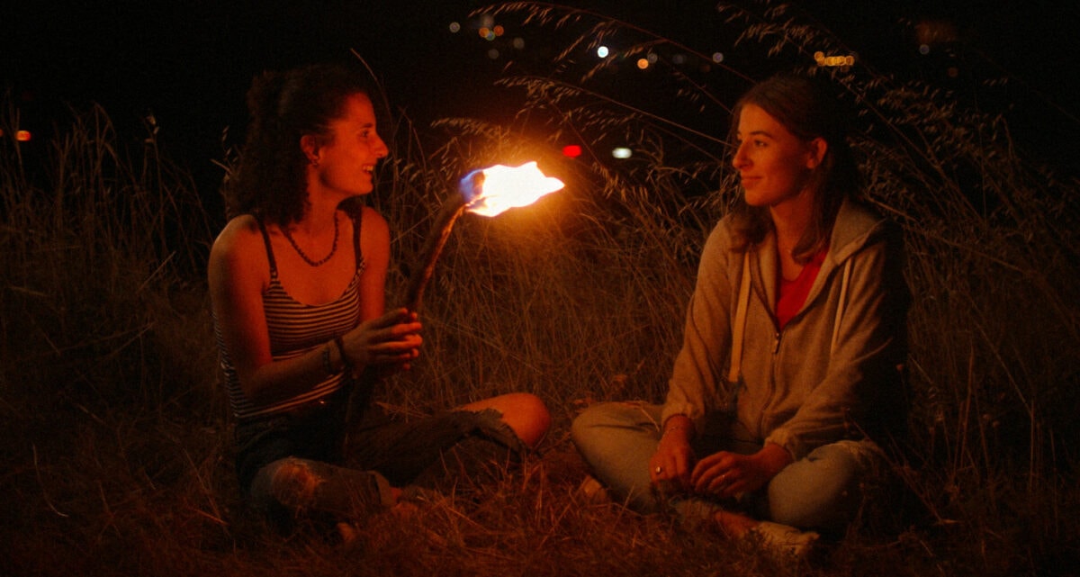 Lou (Lou Vaultier) et Sam (Flavie Pons) autour d'un feu dans Pyrale