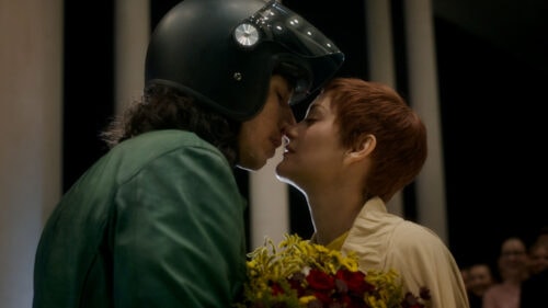 Henry (Adam Driver) et Ann (Marion Cotillard) s'embrassent dans Annette