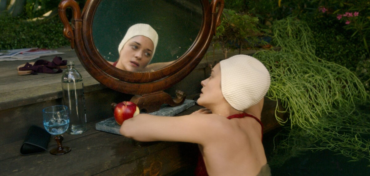 Ann (Marion Cotillard) se regarde dans un miroir et chante dans Annette